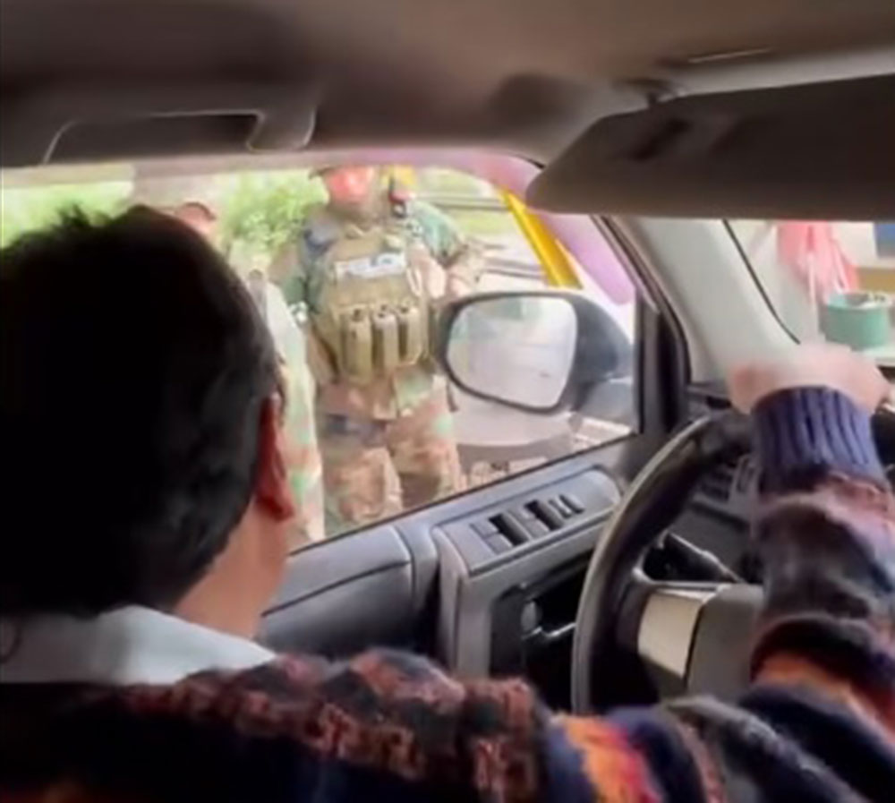 Morales conversa con efectivos policiales. Foto: captura video