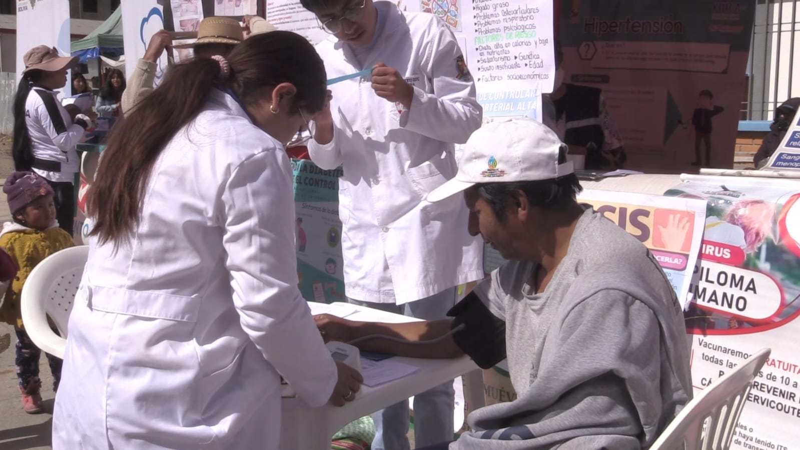 Atención de personal de salud a la población. Foto: Gamea.