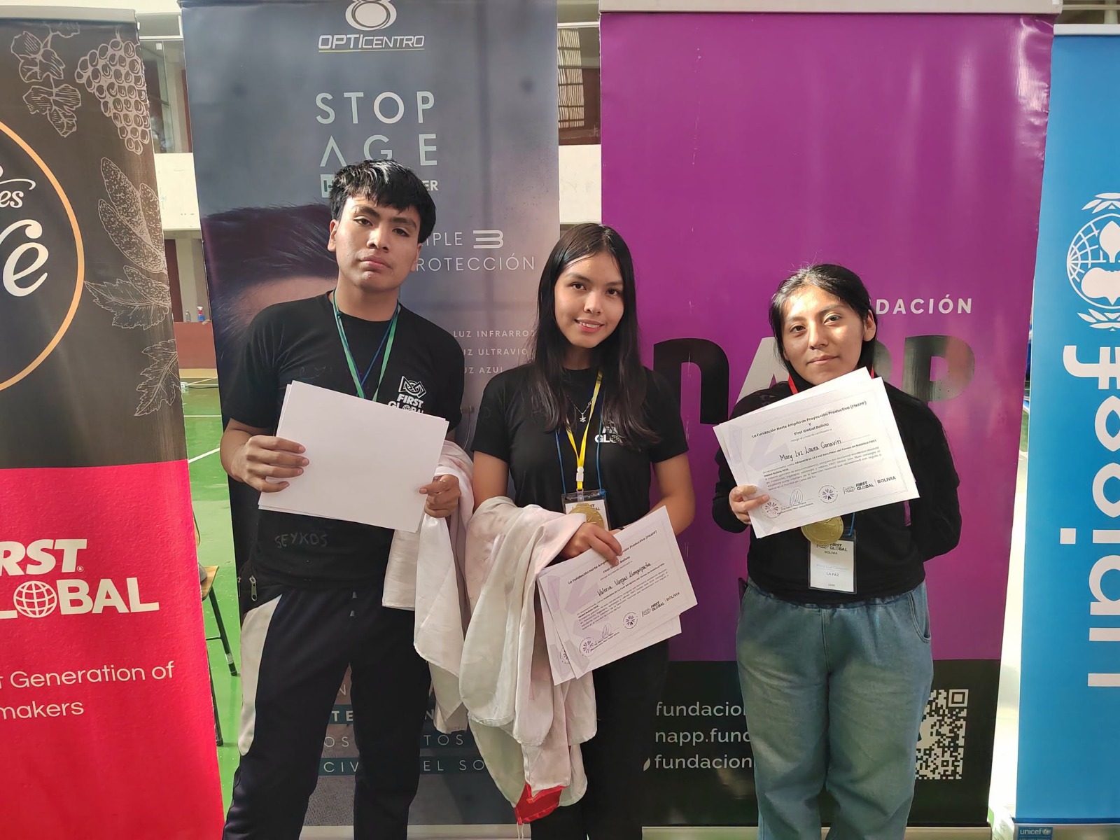 Tres estudiantes que representarán a Bolivia en el Mundial de Robótica 2026. Foto: RRSS.
