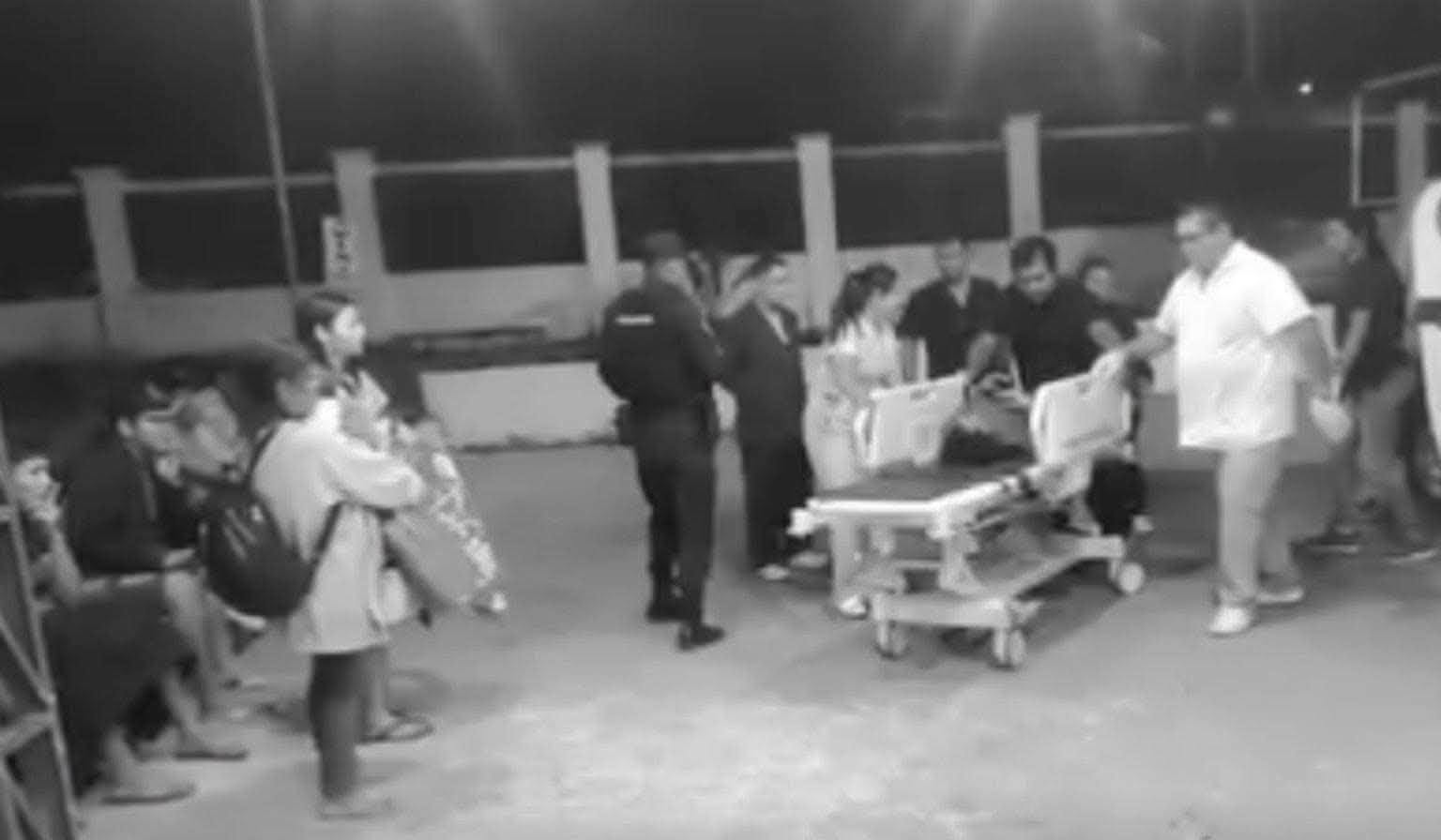 Momento en el que la víctima es traslada para su atención tras sufrir las quemaduras en su cuerpo. Foto: RR.SS.