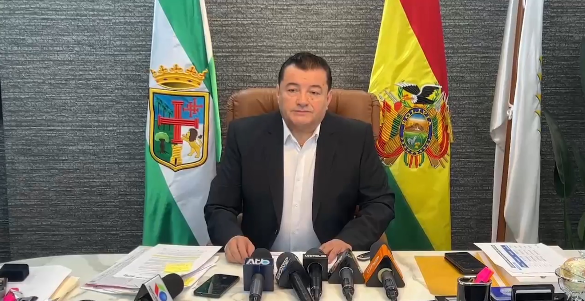 El exalcalde de Santa Cruz, Jhonny Fernández, en conferencia de prensa.