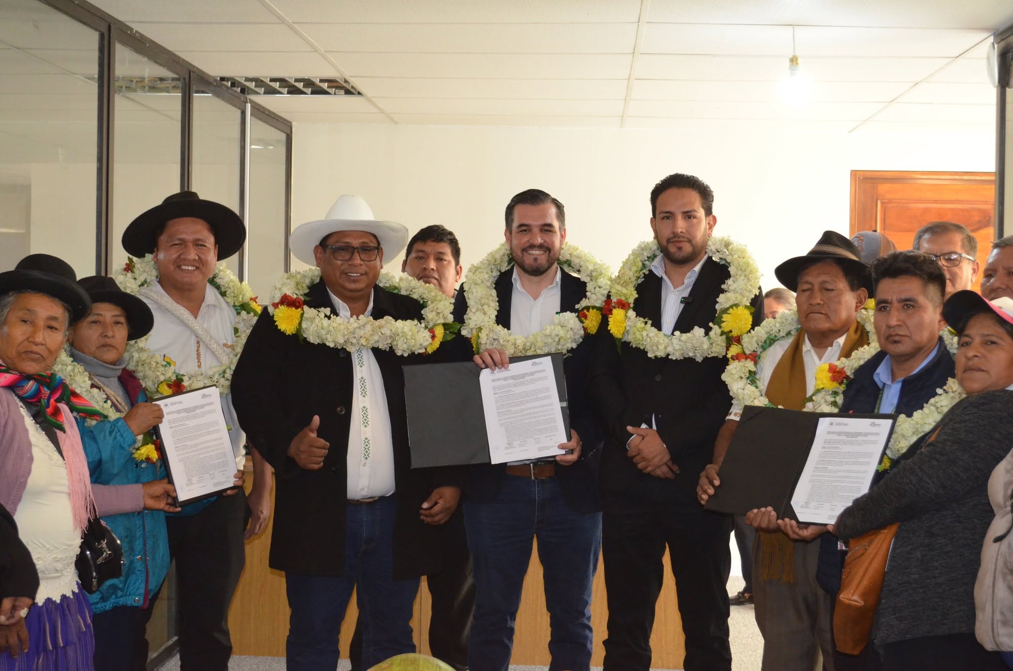 Firma de documento para construcción de puente que atravesará el río Coroico. Fotos: UPRE.