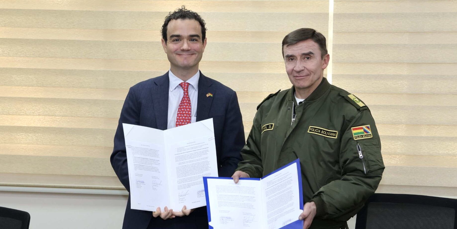 El secretario adjunto de la INL, Cartwright Weiland, junto con el comandante general de la Policía Boliviana, Mirko Sokol. Foto: INL