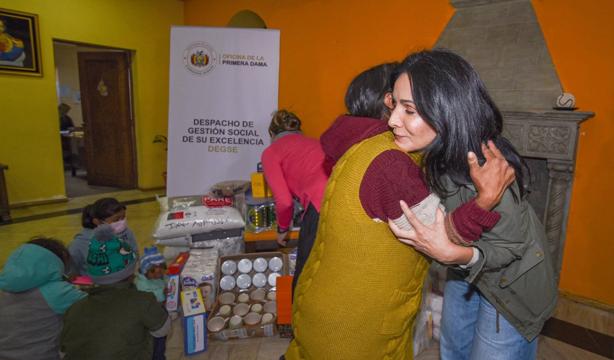 La entrega del apoyo solidario para la familia afectada por el incendio. Foto: DEGSE