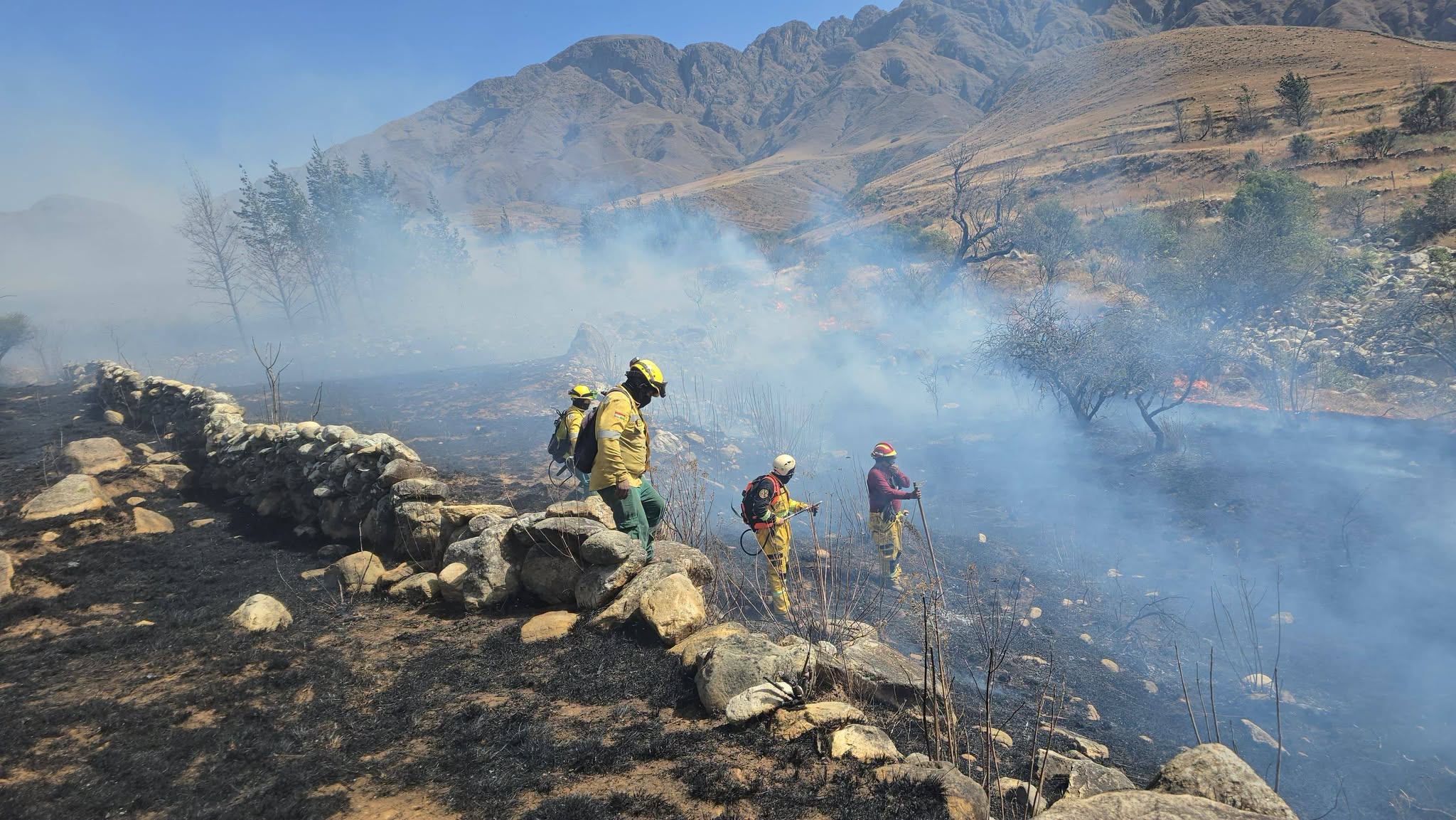 Control de incendio en el departamento Tarija. Foto: Alcaldía de Tarija.