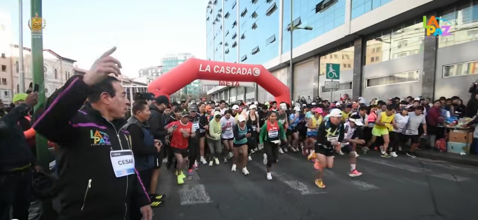 El alcalde César Dockweiler en el punto de inicio de la competencia.