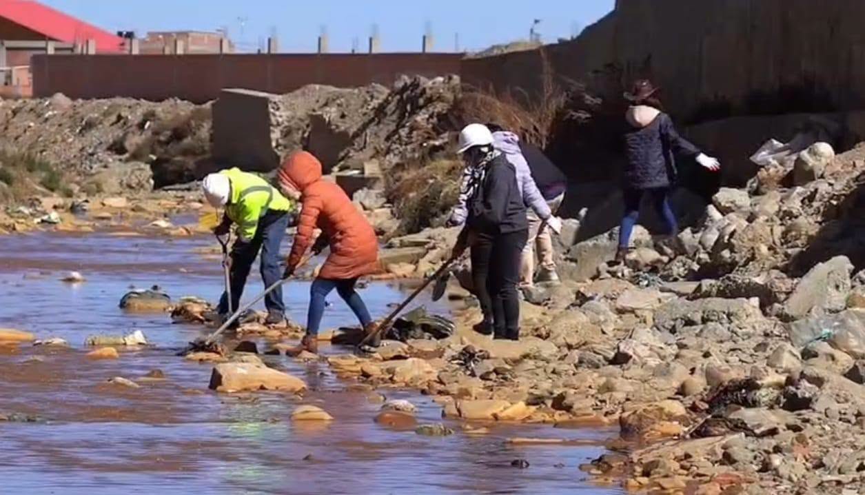 Limpieza en un río en La Paz. Foto: Gamea.