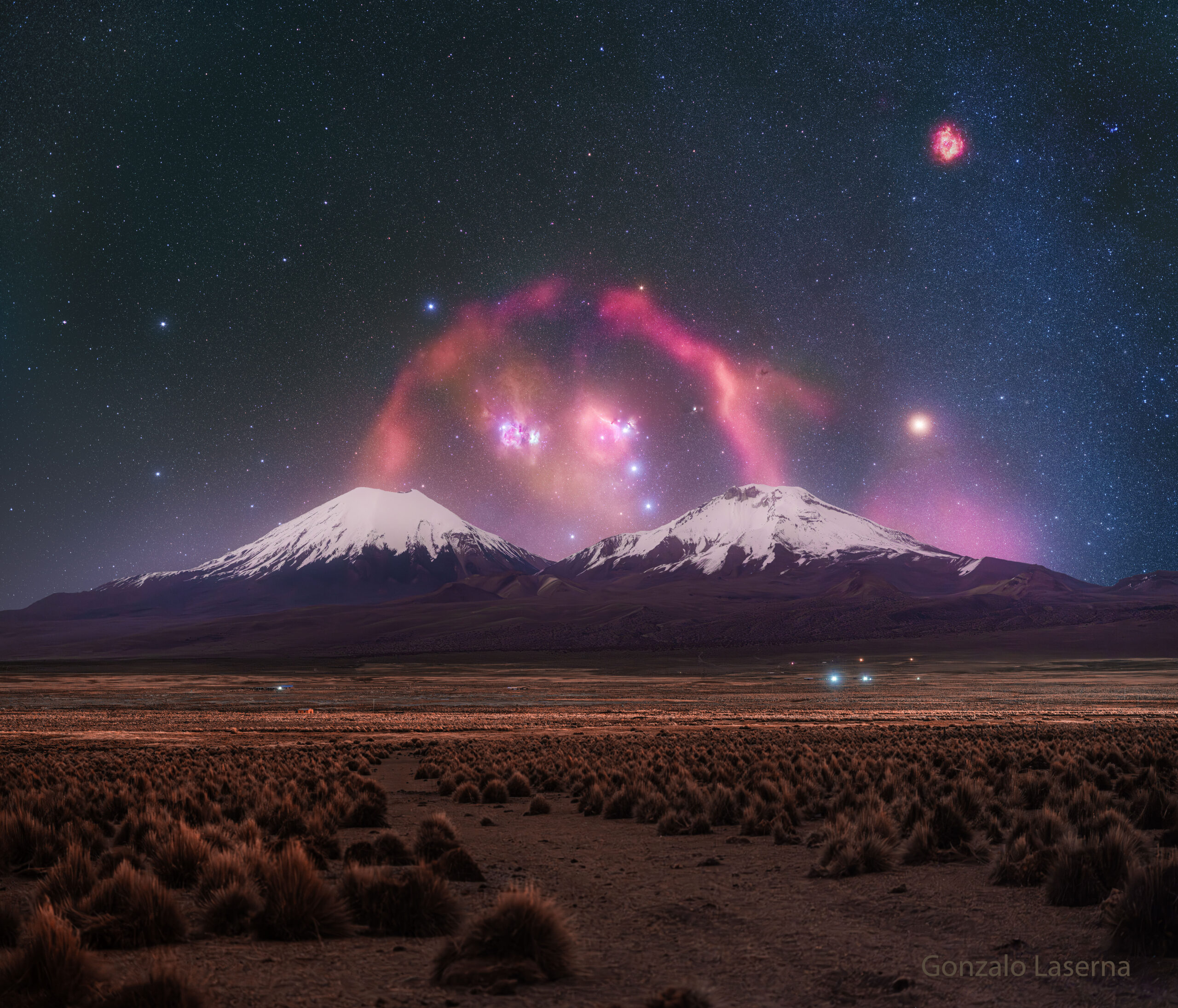 La imagen muestra el Bucle de Barnard sobre los volcanes Parinacota y Pomerape, junto a la Nebulosa de Orión, en el altiplano boliviano.