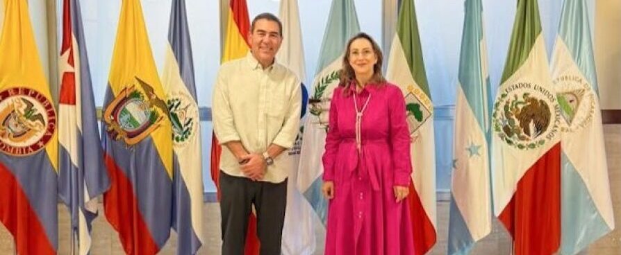 Ministro de Planificación del Desarrollo y Medio Ambiente y la representante de la OISS. Foto: MPDyMA.