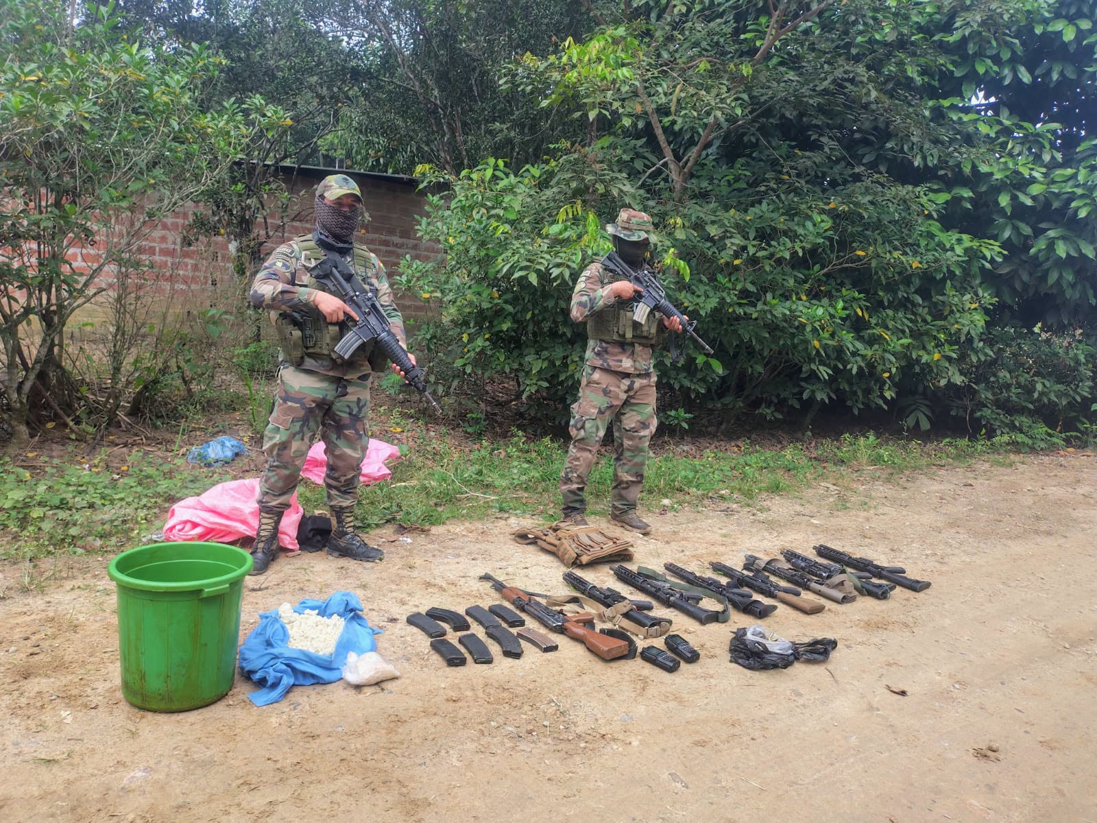 Armamento secuestrado tras operativo antidroga en el Trópico de Cochabamba. Fotos: Ministerio de Defensa.