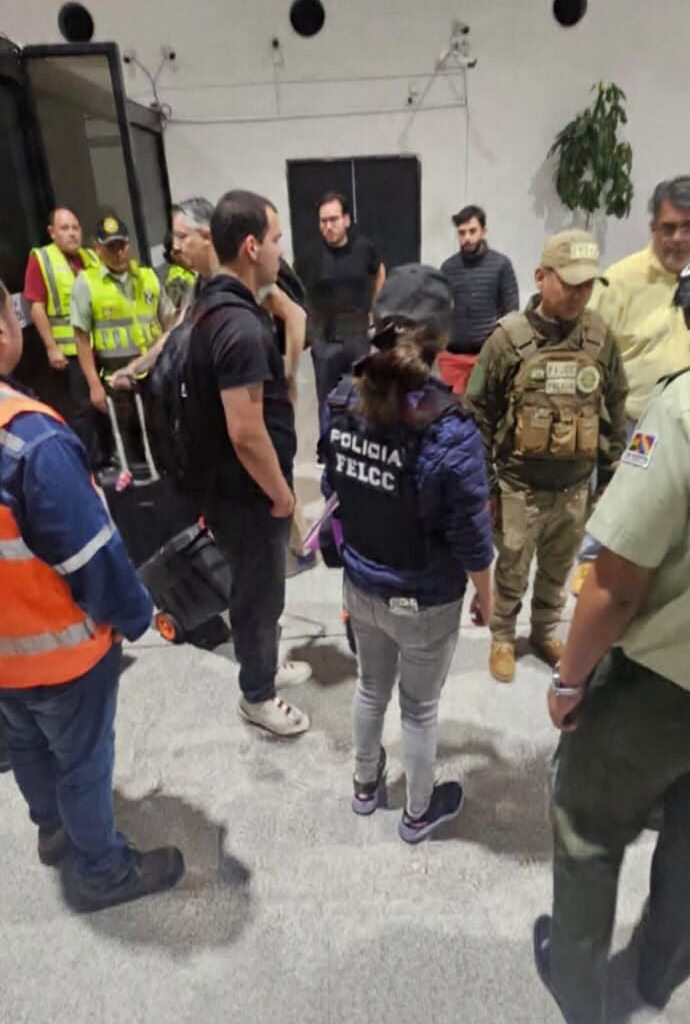Momento en el que se encuentran las maletas con oro en el Aeropuerto Internacional de Viru Viru en Santa Cruz. Foto: RR.SS.