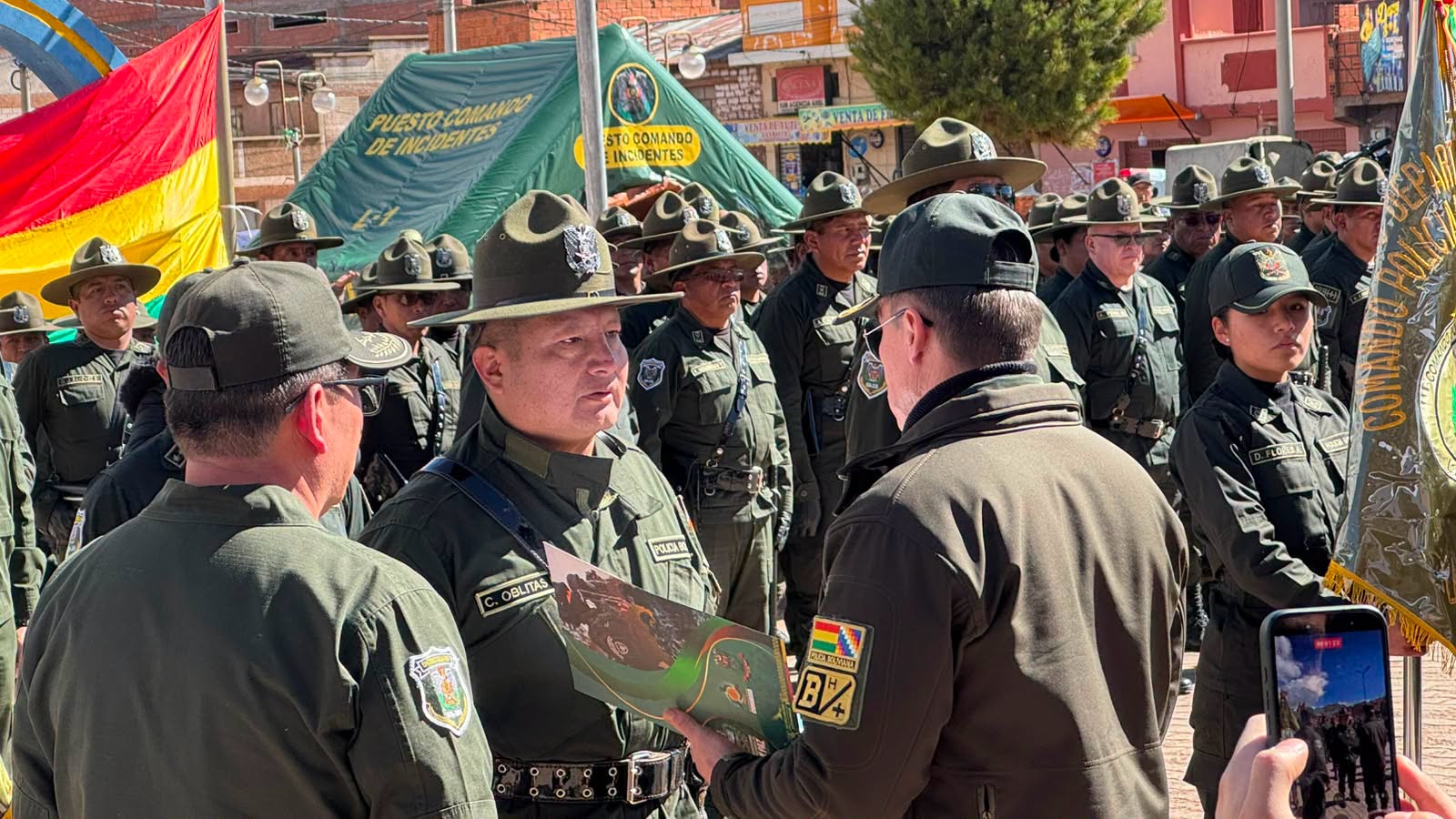 Entrega de memorándums de designación a jefes de comando de frontera creados en La Paz. Fotos: Policía Boliviana y Bolivia Tv.