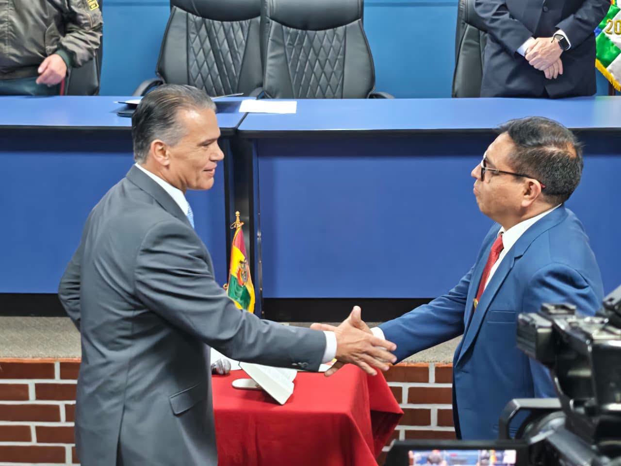 Posesión del nuevo viceministro de Defensa y Cooperación al Desarrollo Integral, Willy Pozo Torrico. Fotos: Ministerio de Defensa.
