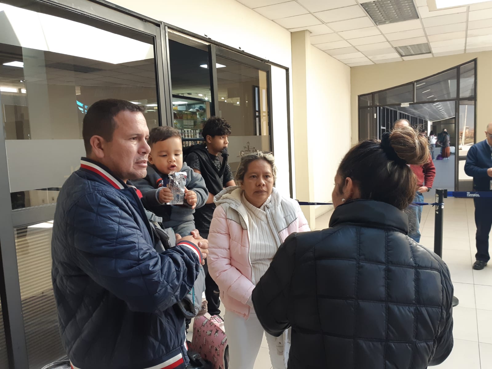 Boliviano y su familia retornan a Bolivia gracias el apoyo del Gobierno nacional. Fotos: Ministerio de Relaciones Exteriores.