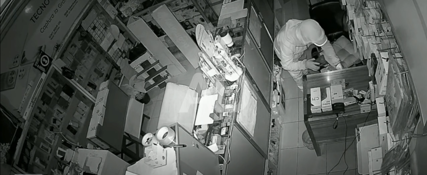 Imágenes del robo en tienda de celulares. Foto: Captura RR.SS.