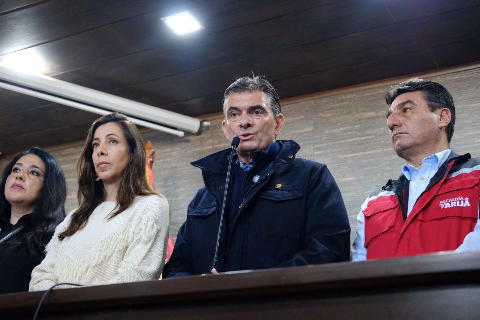 El presidente Rodrigo Paz junto a la gobernadora y alcalde de Tarija. Foto: Oficina del Presidente.