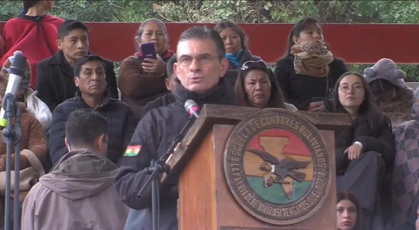 Presidente Rodrigo Paz en el acto de clausura del Curso de Satinador en Tarija. Foto: Captura.