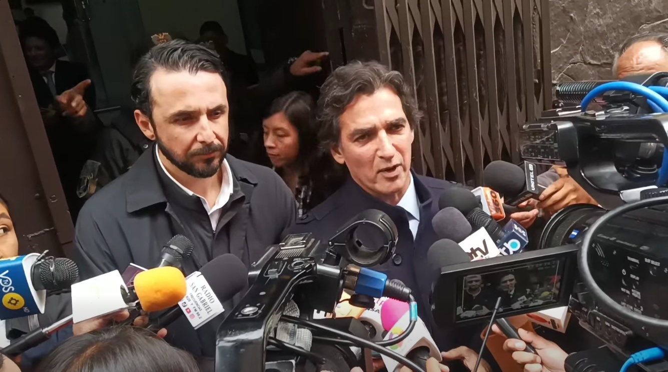 El gobernador Juan Pablo Velasco y el alcalde Manuel Saavedra en inmediaciones del ministerio de Trabajo.