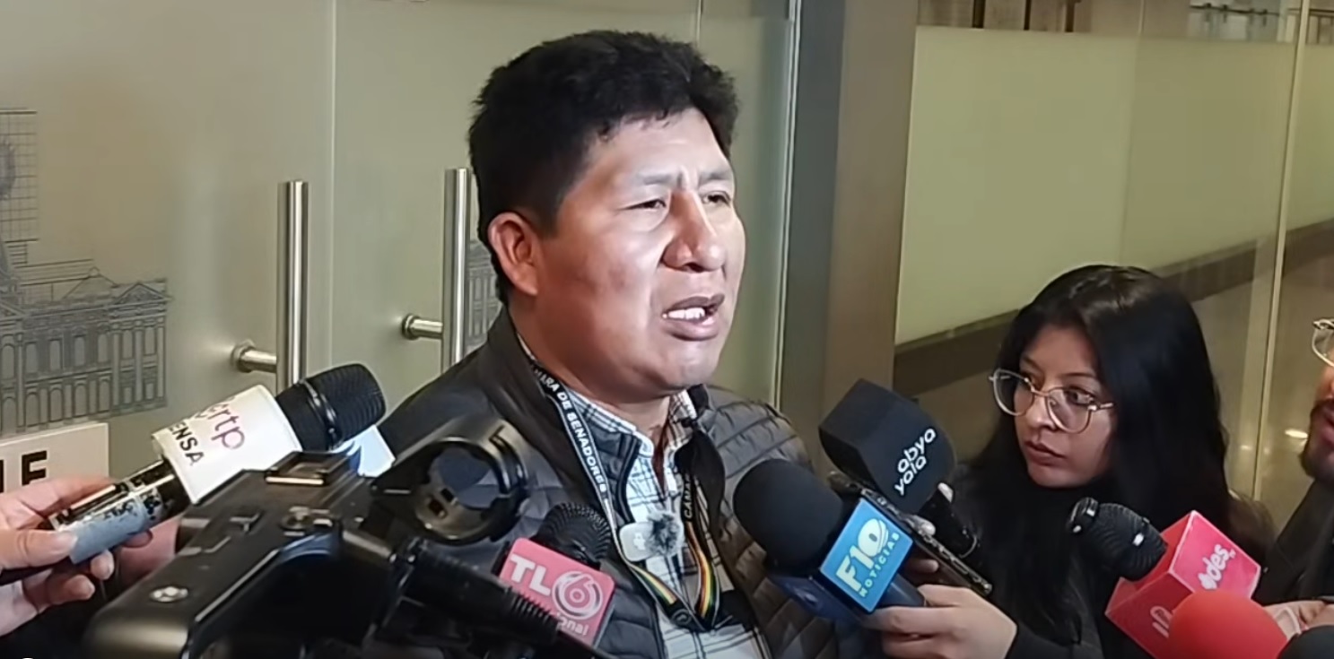 El senador Nicanor Cochi en contacto con los medios de comunicación.