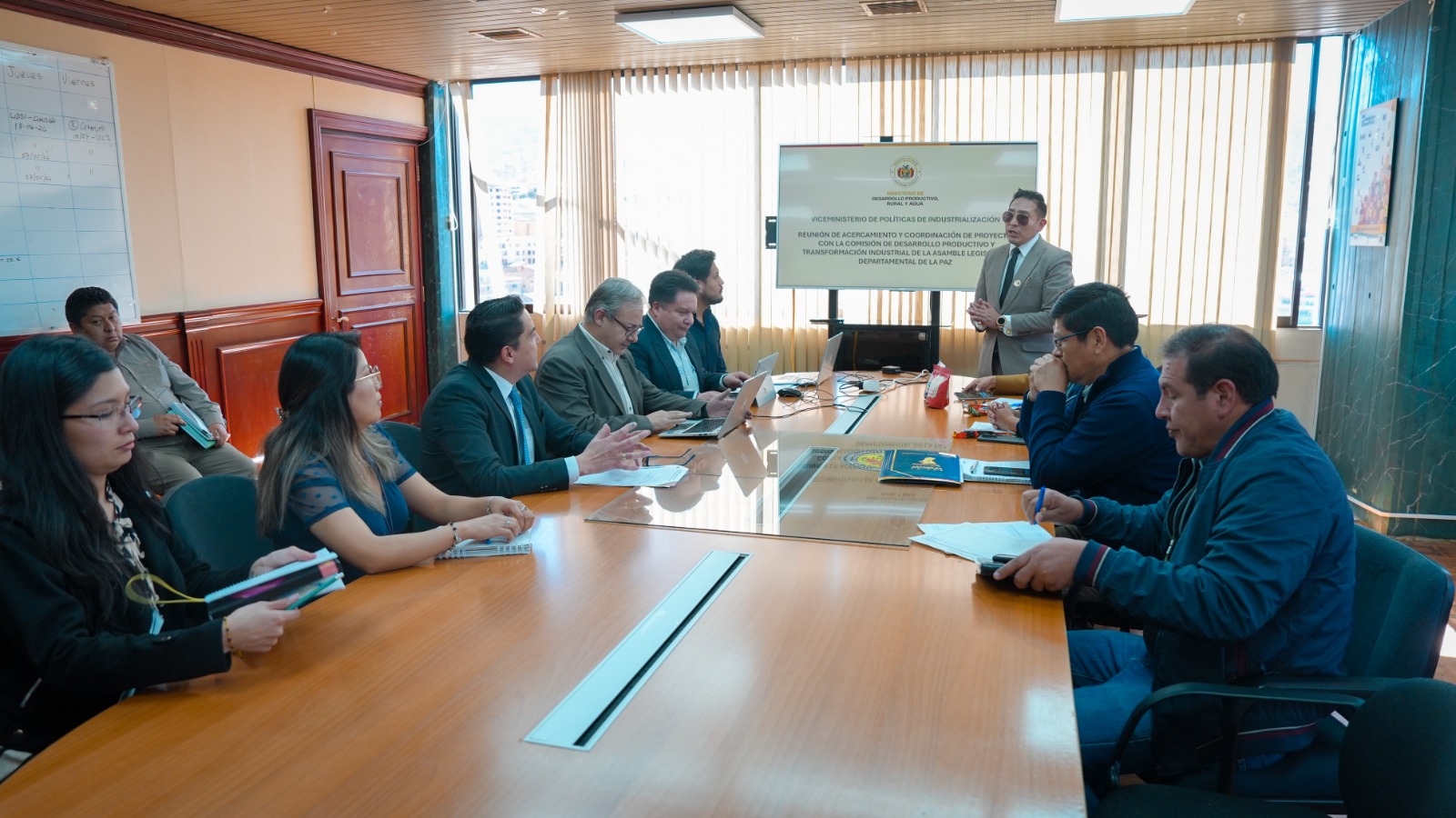 El viceministro de Políticas de Industrialización, Gustavo Jáuregui Gonzáles, junto a su equipo técnico, recibió a una comitiva de la Asamblea Departamental de La Paz.