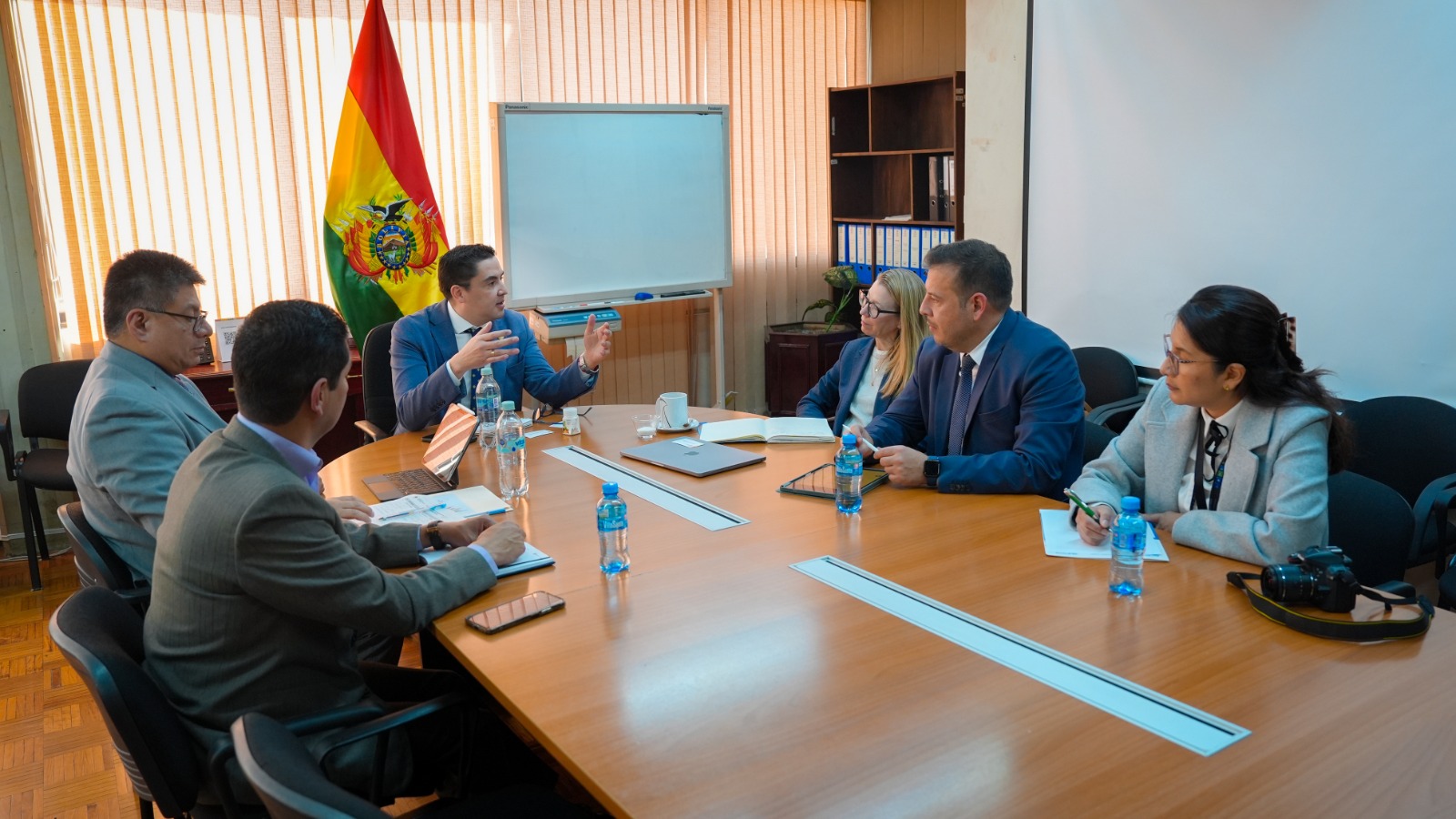 El viceministro de Políticas de Industrialización, Gustavo Jáuregui Gonzáles, sostuvo una reunión de trabajo con Natasha Weiser, representante de la Oficina para la Región Andina de la ONUDI, y Diego Álvarez, representante país de la ONUDI en Bolivia.