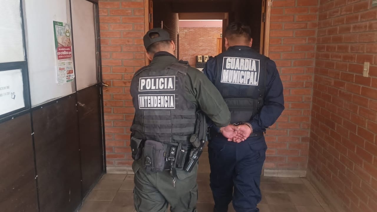 El funcionario fue descubierto durante un operativo realizado para retirar la venta de bebidas alcohólicas en inmediaciones de la Universidad Pública de El Alto (UPEA).