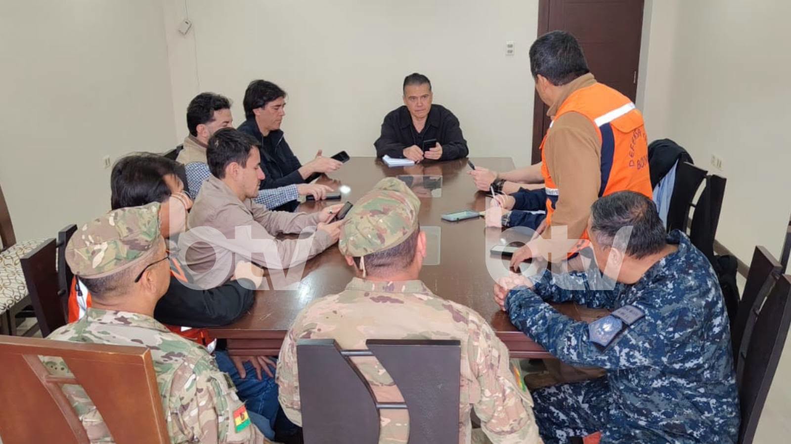 Ministros de Defensa y Obras Públicas llegan a Tarija por los incendios. Foto: Bolivia Tv.