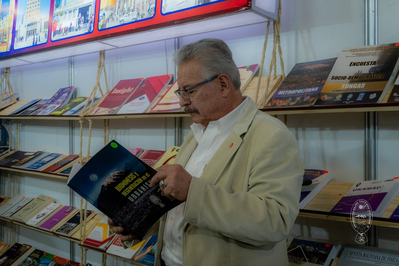 Una persona lee uno de los libros producidos por académicos de la UMSA. Fotos: UMSA.