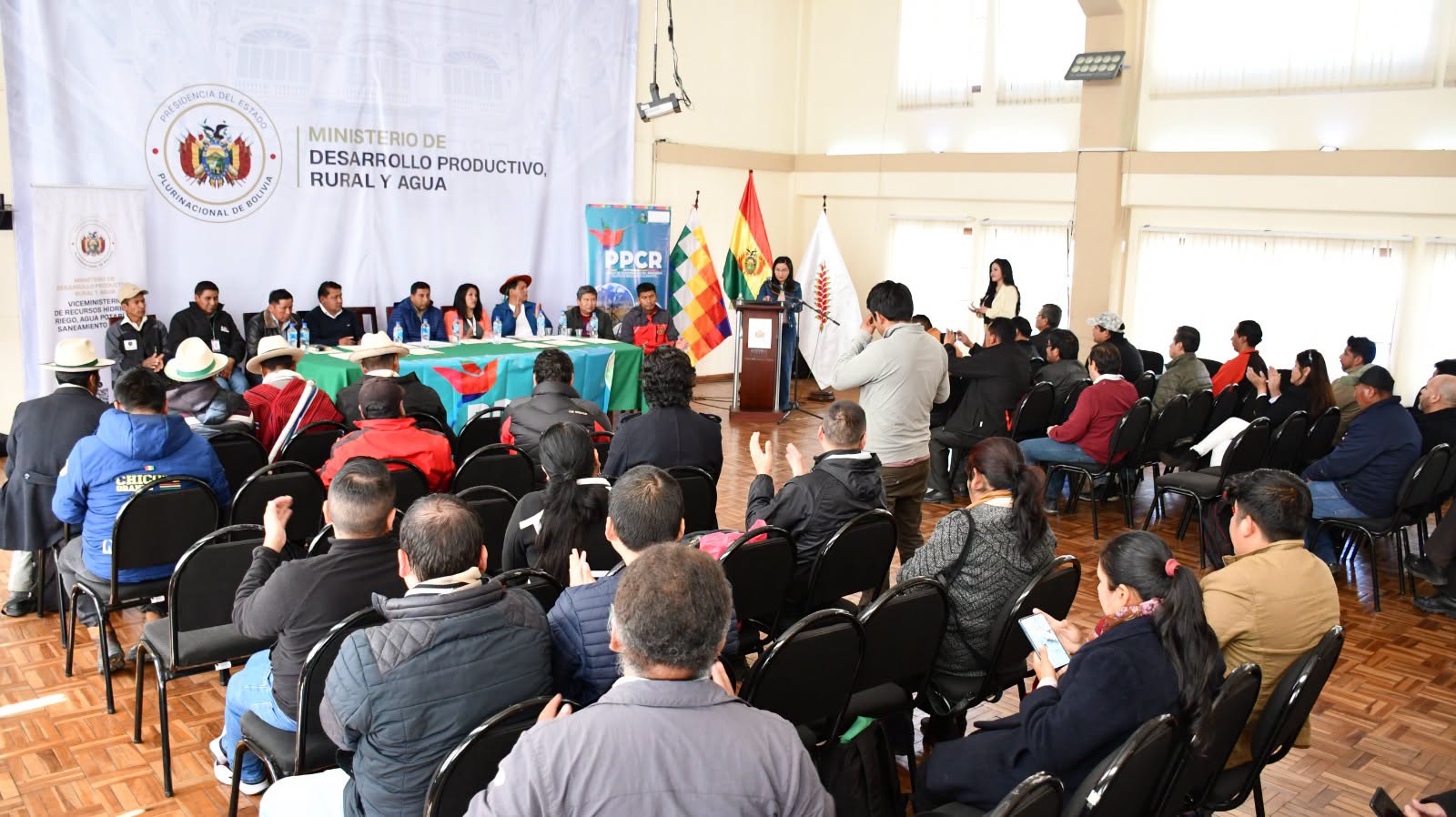 Ministerio de Desarrollo Productivo Rural y Agua en suscripción de convenios. Foto: Viceministerio de Recursos Hídricos.