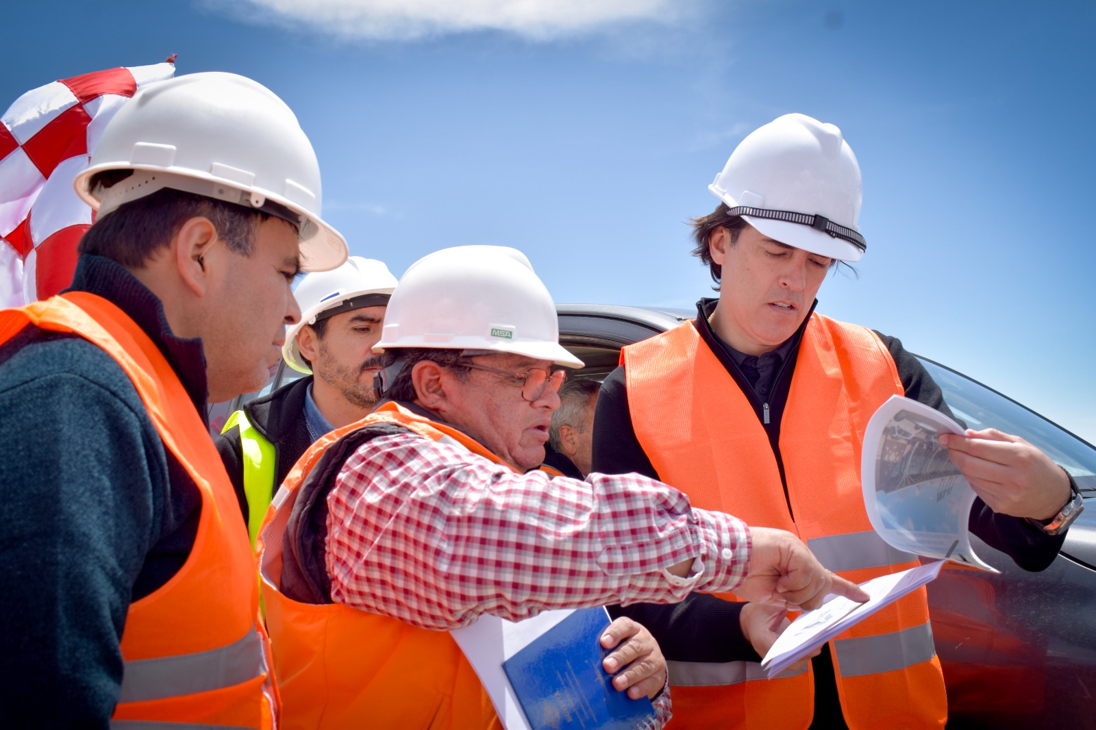 El ministro de Obras, Mauricio Zamora, junto con su equipo técnico. Foto: MOPSV.