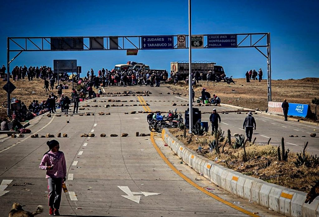 Con piedras, escombros, troncos y fogatas fueron bloqueadas las rutas en el país. Foto: MOPSV.