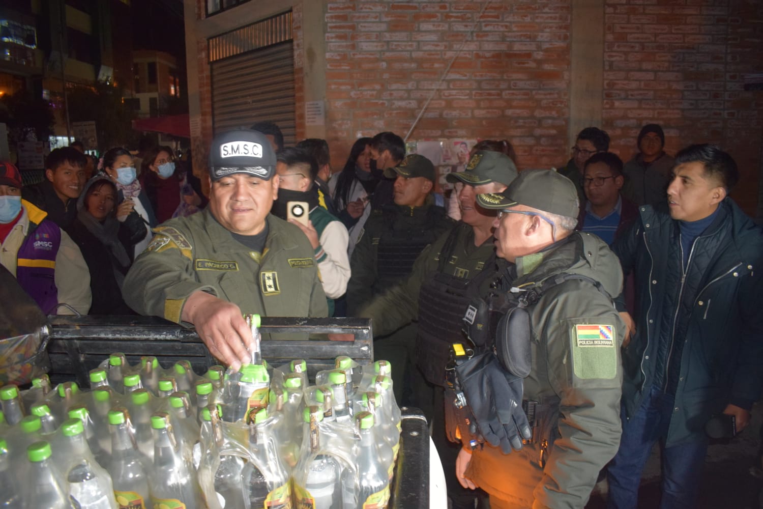Durante el operativo también se decomisó bebidas alcohólicas.