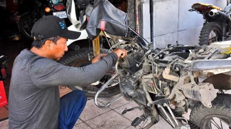Una motocicleta en reparación. Foto: UNIBIENES
