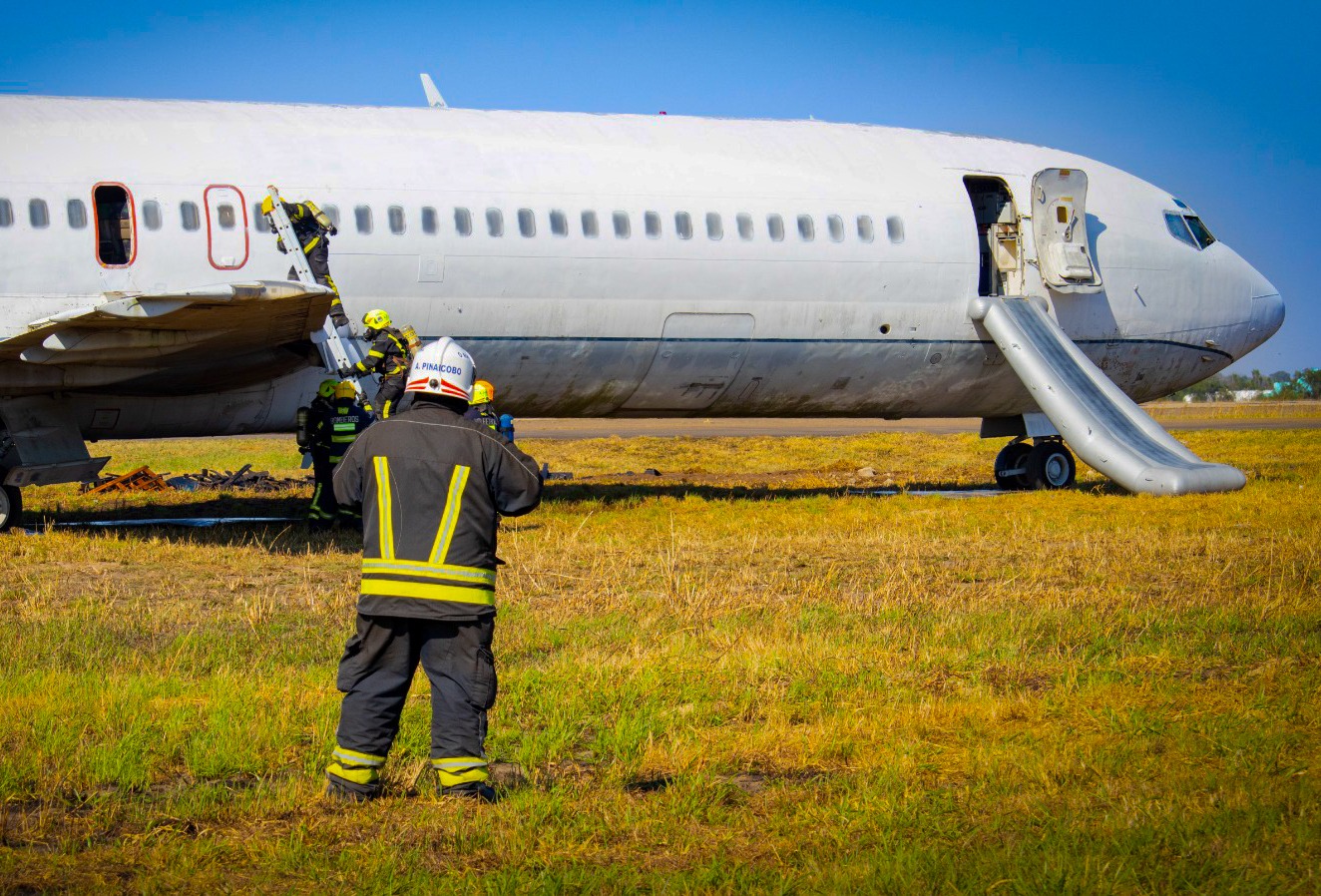 En el simulacro participarán bomberos aeronáuticos y brigadas de emergencia aeroportuaria. Foto: MOPSV.