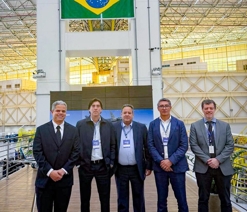 El ministro de Obras Públicas, Mauricio Zamora visitó en Brasil la planta de Embraer, uno de los principales fabricantes de aeronaves del mundo.