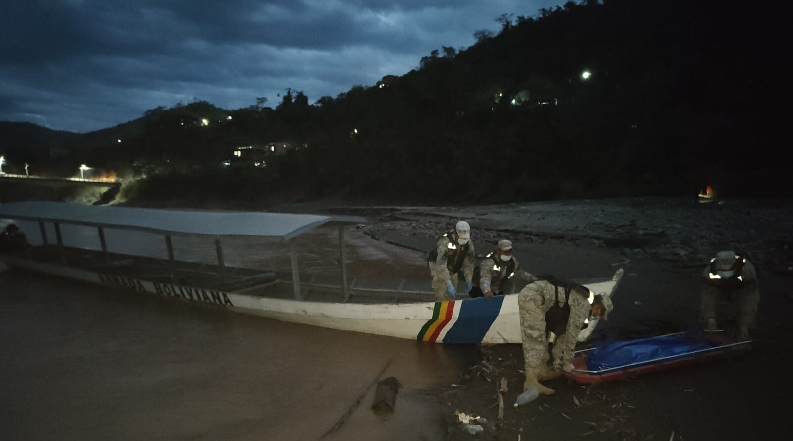 Efectivos de la naval realizan tareas de rescate. Foto: Ministerio de Defensa.