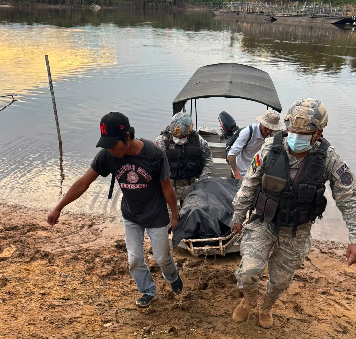 Recuperan cuerpo de hombre desaparecido tras naufragio en el río Mamoré.