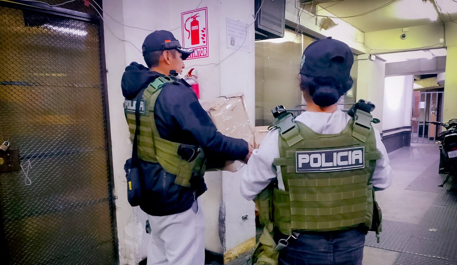 Efectivos se apersonaron en las instalaciones de la oficina nacional, ubicada en el inicio de El Prado paceño, para la revisión técnica de los paquetes sospechosos.