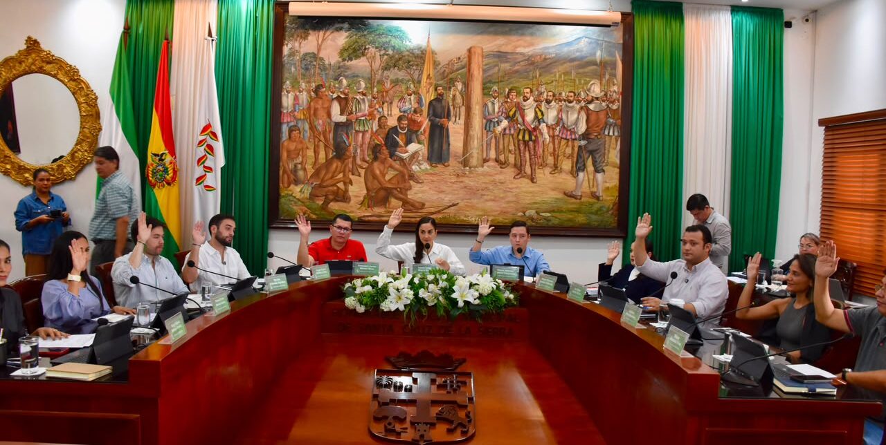 Concejales cruceños durante la votación en una sesión. Foto: Prensa Luisa Nayar