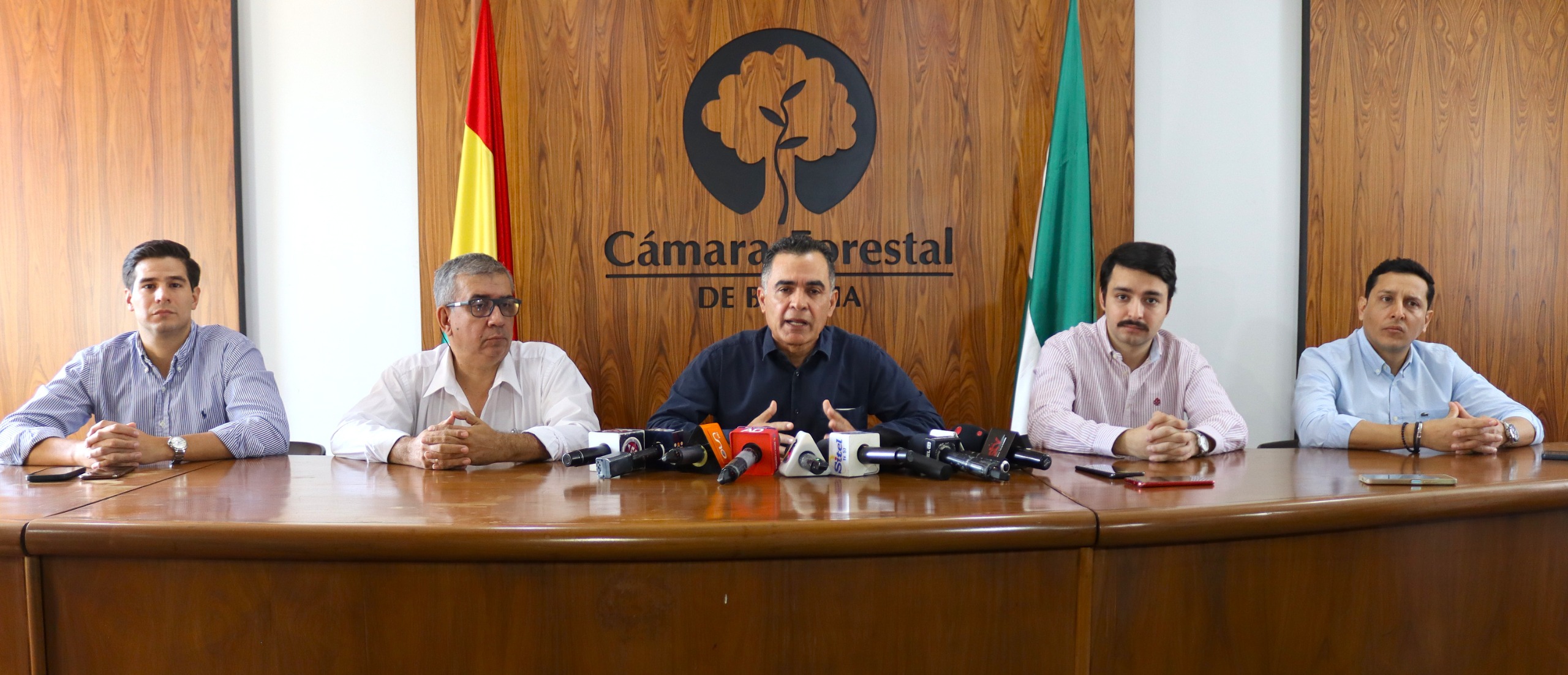 La Conferencia de prensa que se realizó hoy en la Cámara Forestal de Bolivia.