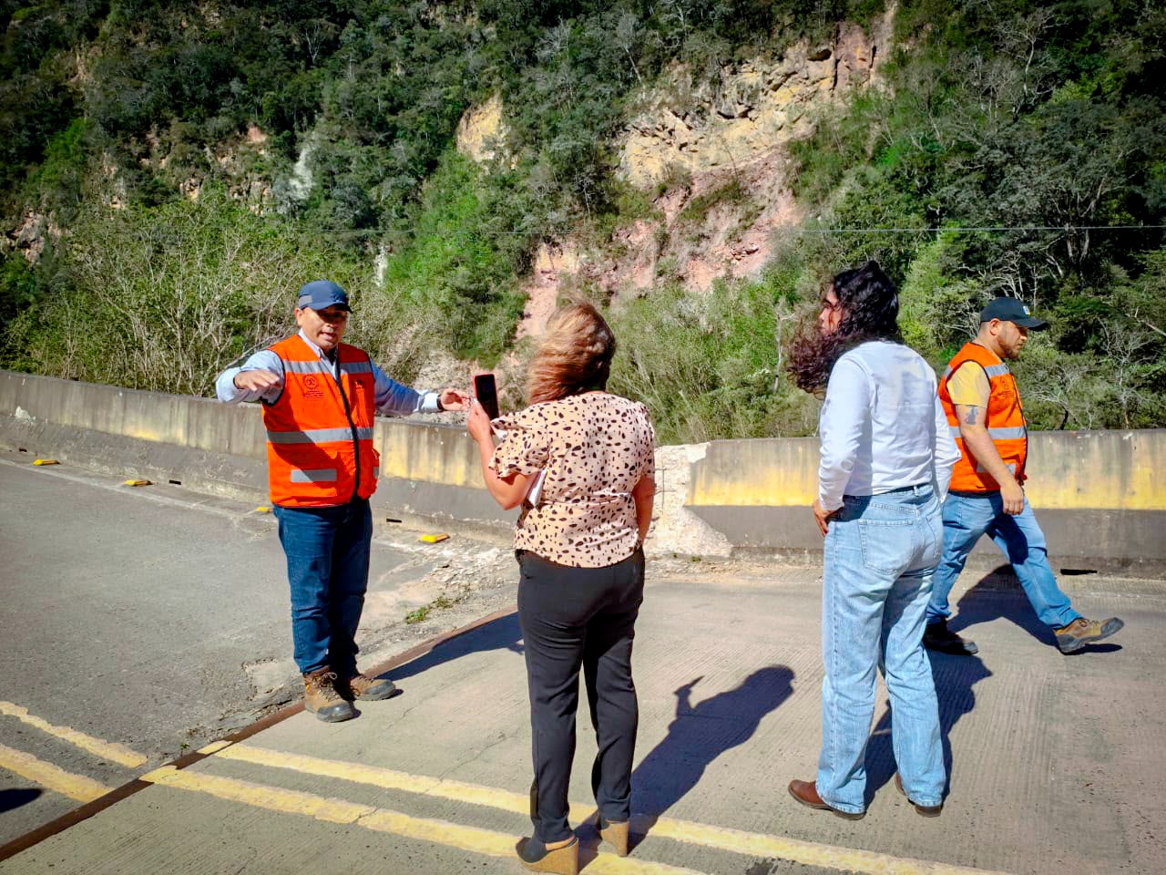Personal de la estatal caminera inspecciona la vía para evaluar las partes afectadas. Foto: MOPSV.