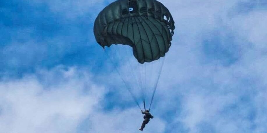 El teniente de Caballería perdió la vida durante el acto de clausura del Curso Básico Militar de Paracaidismo. (foto referencial)