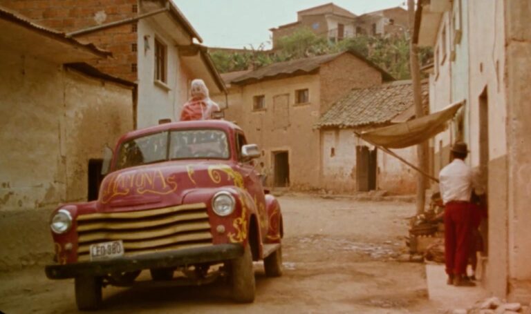 La camioneta roja llamada Ramona y la tierra yungueña. Foto: RRSS.