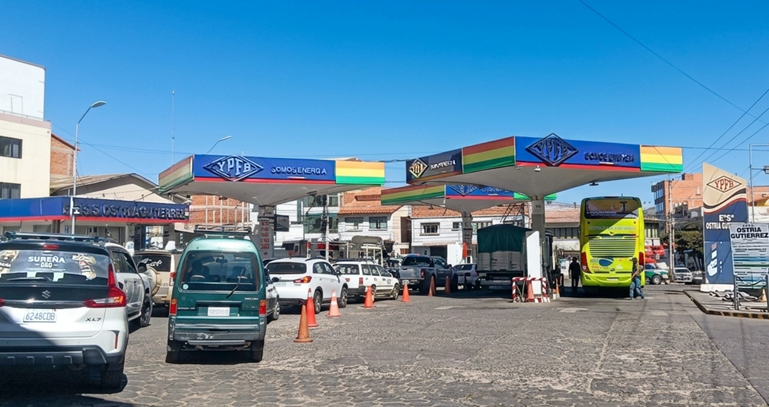 El combustible se recibe, almacena y despacha bajo procedimientos operativos y controles técnicos orientados a precautelar la calidad del producto y la continuidad del suministro.