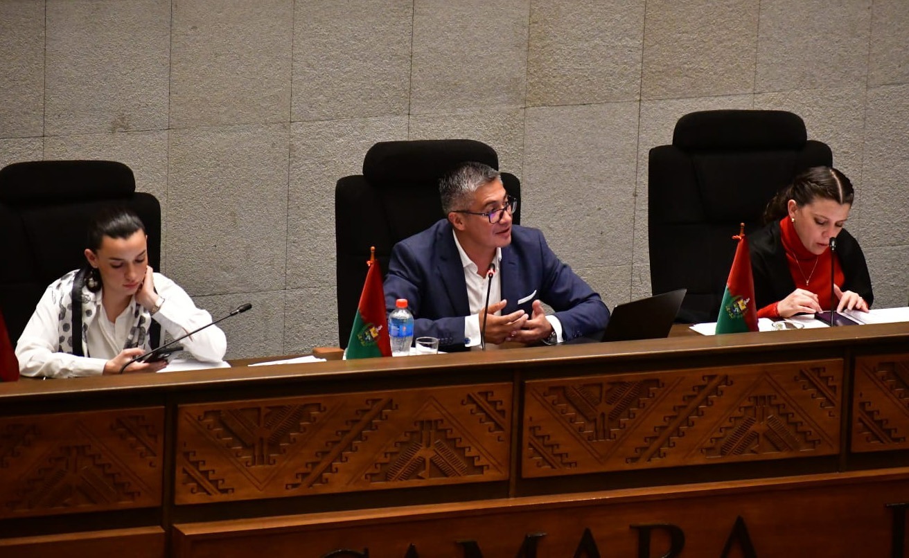 El ministro José Gabriel Espinoza explica a los legisladores el destino del crédito del BID. Foto: Ministerio de Economía.