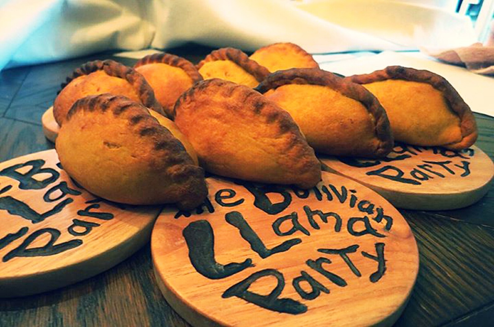 Con las salteñas como principal carta de presentación, el restaurante amplió posteriormente su oferta con platos y productos tradicionales.