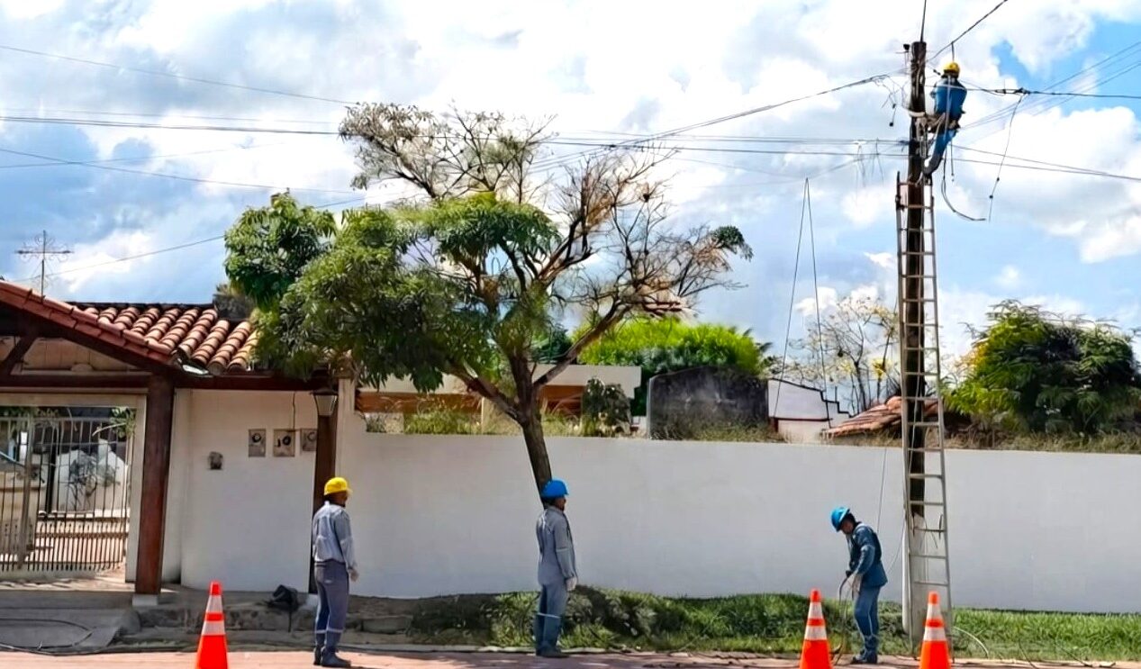 Las cuadrillas especializadas de la institución realizaron el cambio de conductor monofásico 220 kilovoltios a trifásico 336 kilovoltios en una extensión de 218 metros.