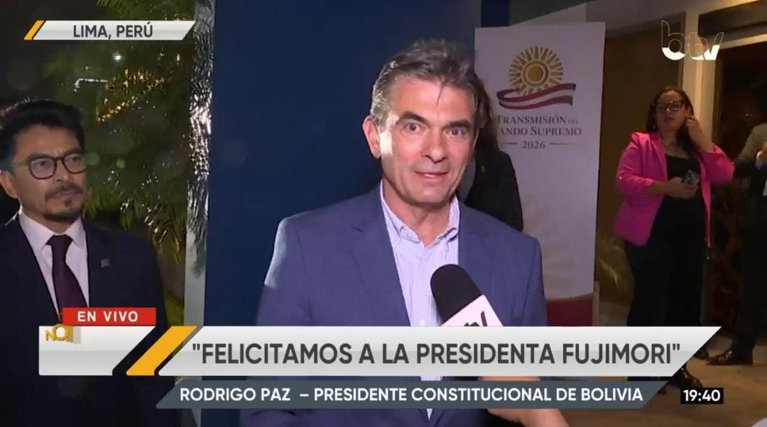 El presidente Rodrigo Paz arribó a suelo peruano la noche de este lunes.