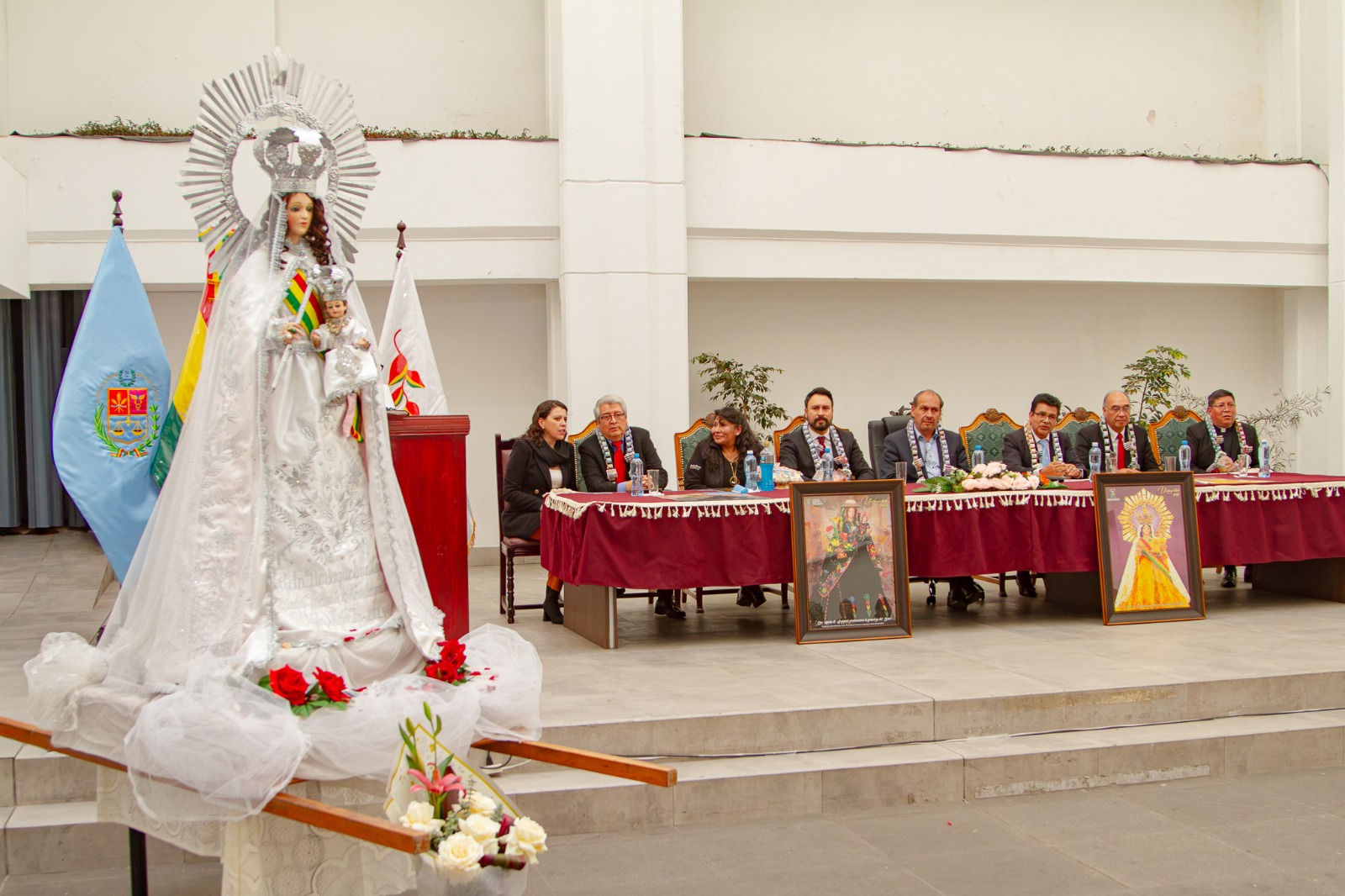 El acto se realizó en el Patio Histórico de la Asamblea Legislativa Plurinacional con la participación de autoridades nacionales, departamentales, municipales, representantes de la Iglesia Católica y de las fraternidades folklóricas.