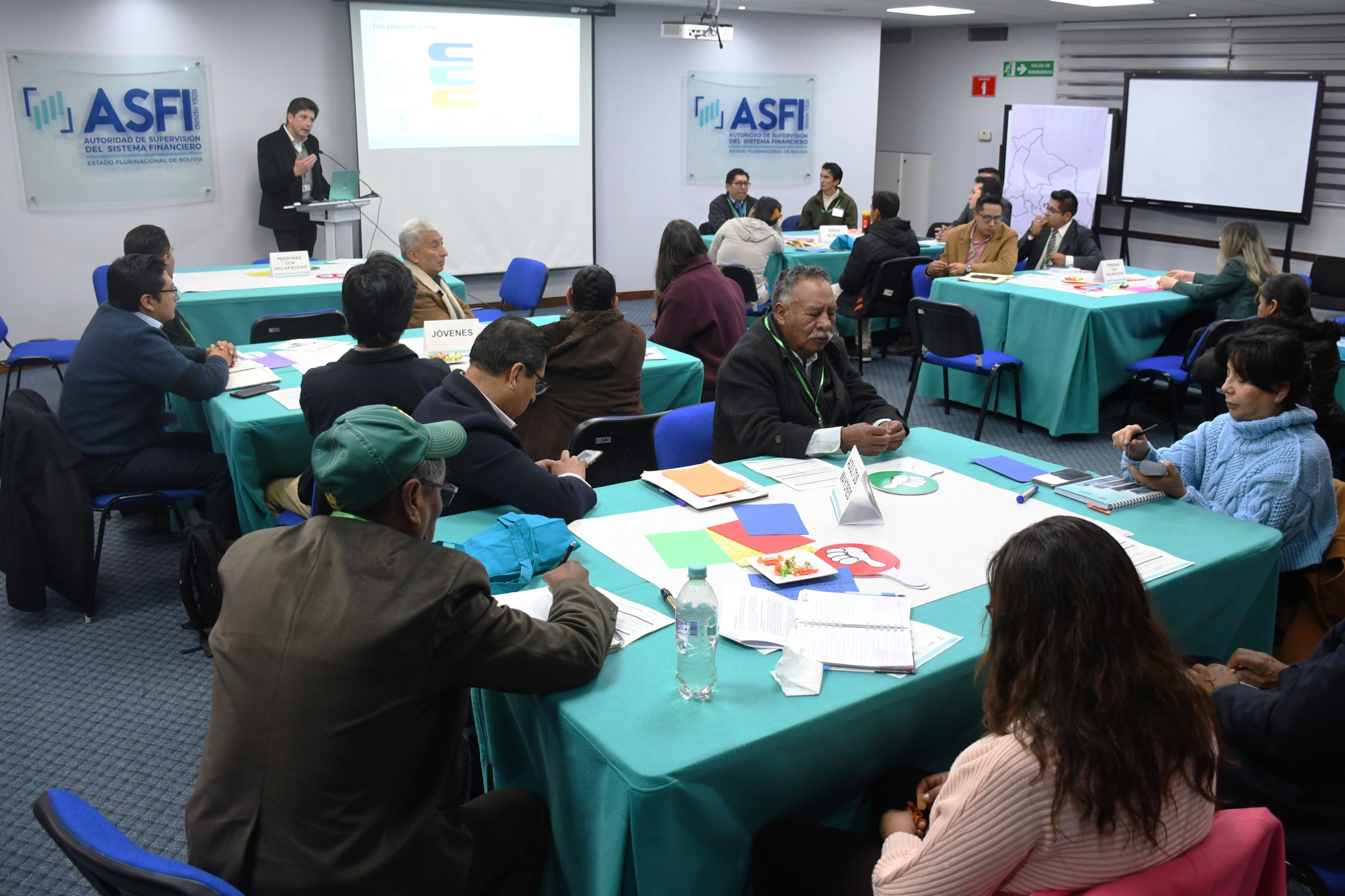 En el encuentro participaron organizaciones sociales, la banca, organismos internacionales y sectores productivos, la Autoridad de Supervisión del Sistema Financiero (ASFI).